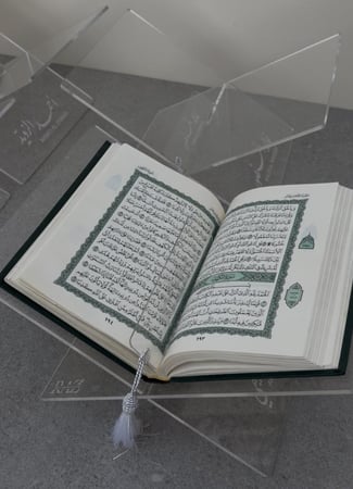 حامل مصحف مع فاصل أكريليك (مخصص)