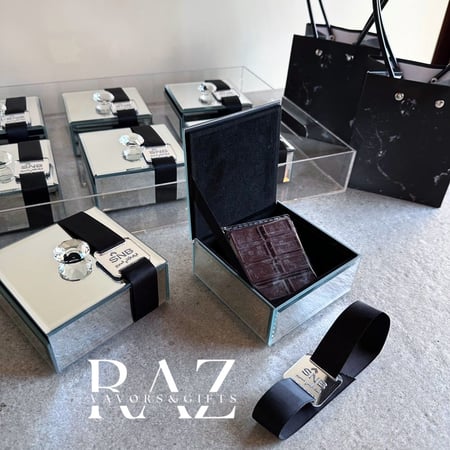 توزيعات علب مرايا مع الشوكليت بشريط يحمل تاق أكريليك باسم او شعار خاص