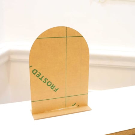 استاند اكريلك مقوس مع القاعدة تم تصميم حسب الطلب