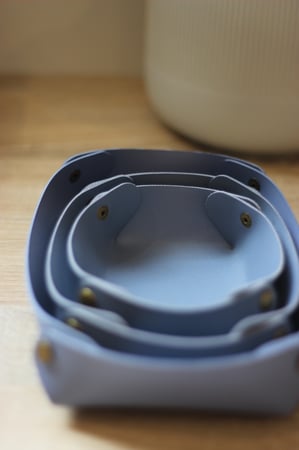 سلة جلد لمكتبك او منزلك او توزيعات بالأسم او الأحرف المطلوبة لون سماوي