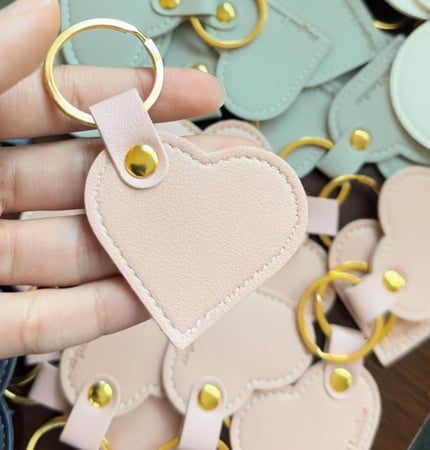 ميدالية مفاتيح بعدة الوان على شكل قلب مع امكانية الكتابة عليها