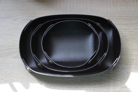 سلة جلد لمكتبك او منزلك او توزيعات بالأسم او الأحرف المطلوبه لون اسود