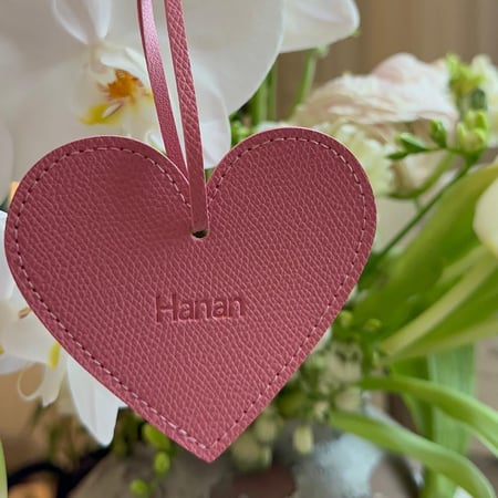 تعليقة جلد شكل قلب باللون الزهري