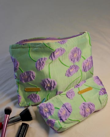 شنطة مكياج خضراء مع كتابة الاسم المقاس الكبير