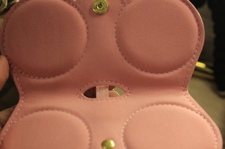 حامل نظارات وردي من الداخل قماش يحمي النظاره من الخدوش