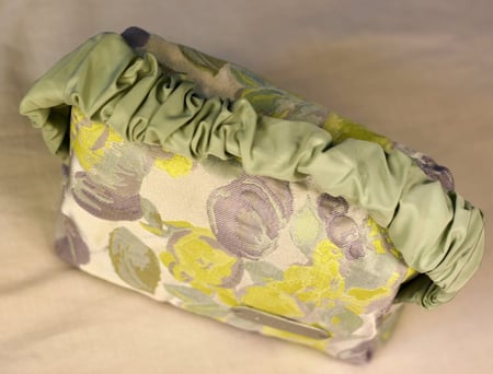 شنطة مكياج مشجرة اصفر مع كتابة الاسم