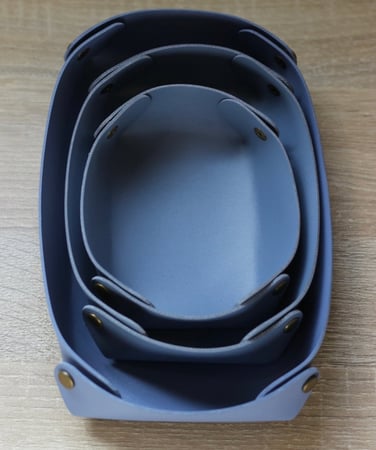 سلة جلد لمكتبك او منزلك او توزيعات بالأسم او الأحرف المطلوبة لون سماوي