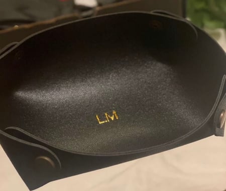 سلة جلد لمكتبك او منزلك او توزيعات بالأسم او الأحرف المطلوبه لون اسود