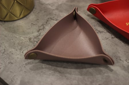 سلة جلد لمكتبك او منزلك او توزيعات بالأسم اوالأحرف المطلوبة