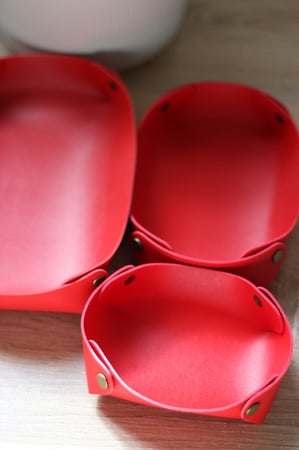 سلة جلد لمكتبك او منزلك او توزيعات بالأسم او الأحرف المطلوبة لون أحمر