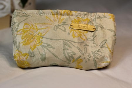 شنطة مكياج او اقلام مع كتابة الاسم