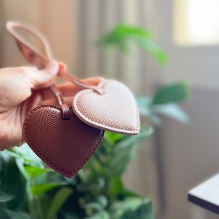 تعليقة جلد شكل قلب