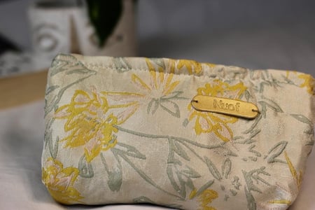 شنطة مكياج او اقلام مع كتابة الاسم