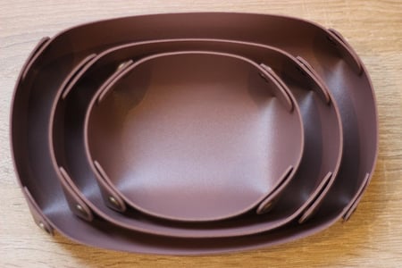 سلة جلد لمكتبك او منزلك او توزيعات بالأسم او الأحرف المطلوبه لون بني