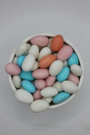 ملبس لوز ملون