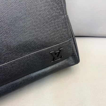 شنطة ظهر من لويس فيتون