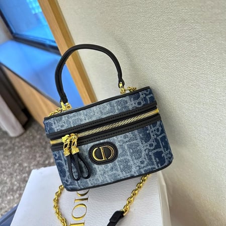 شنطة من ديور
