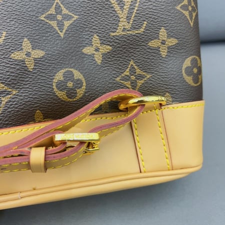 شنطة ظهر من لويس فيتون