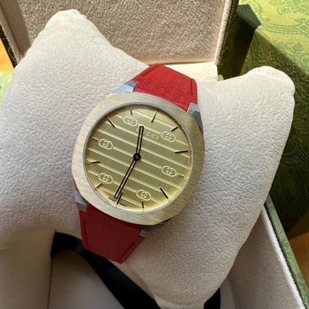 ساعة من قوتشي