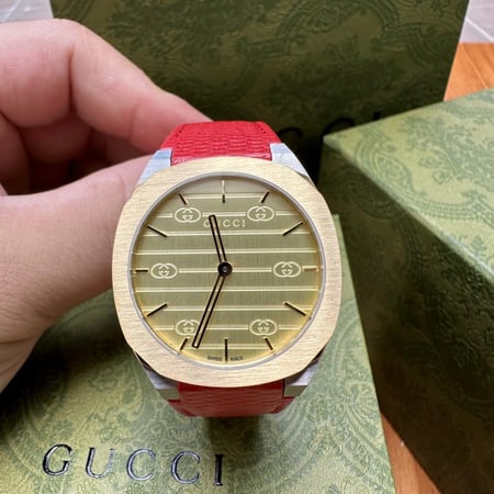 ساعة من قوتشي