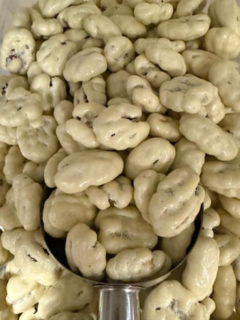 صورة مقربة لدراجيه بيكان بالشوكلاتة البيضاء البلجيكية