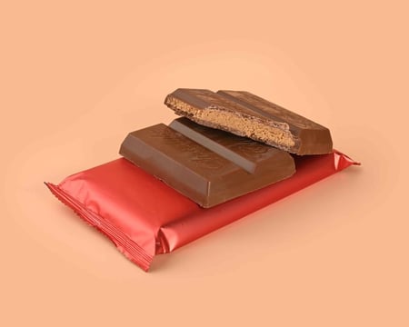 لوح شوكولاتة محشو على غلاف أحمر