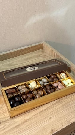 علبة شوكولاتة بلجيكية مع مكسرات فاخرة