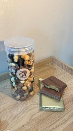 عرض السنجاب مكس كيلو + لوح شوكولاتة بحشوة الكنافة من اختيارك