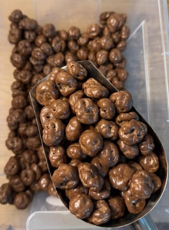 دراجيه الكرانبري المغطى بشوكولاتة الحليب البلجيكية