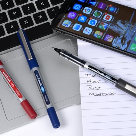 قلم حبر سائل أخضر (UB-150) (ماركة يوني بول) الياباني