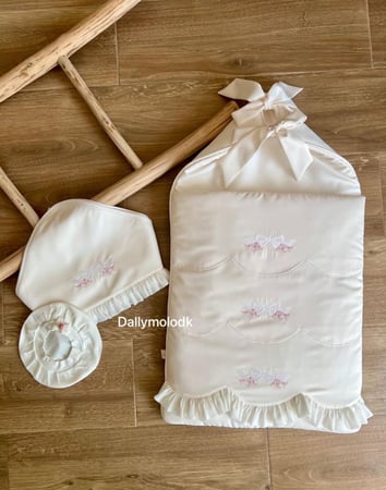 مدس  مع اللفه والقبعه الدائريه