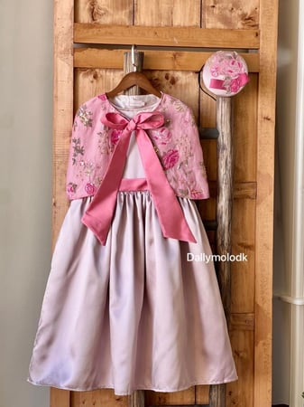 فستان من 8 سنوات الى 16 سنة بدون القبعه