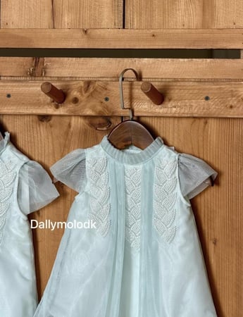 فستان من 0_3 شهور الى 9_12 شهر مع القبعة الفرنسية من 1 الى 3 سنوات بدون القبعة