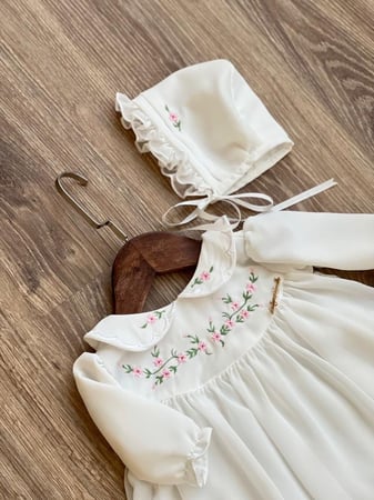 فستان مع القبعة الفرنسية  0-3 الى 1 سنة بدون الجورب