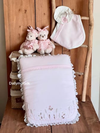 مفرش شك يدوي مع اللفه والقبعه الدائريه