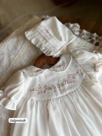 فستان اوف وايت تطريز ورد 0-3 الى 6 شهر