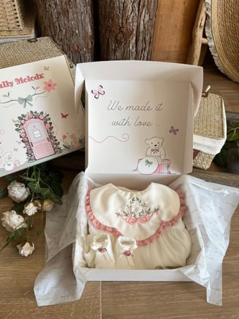 فستان مع القبعة بدون الشراب 0-3 شهور الى 1سنة