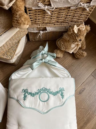 مدس مع لفة وقبعة تطريز تيفاني محايد