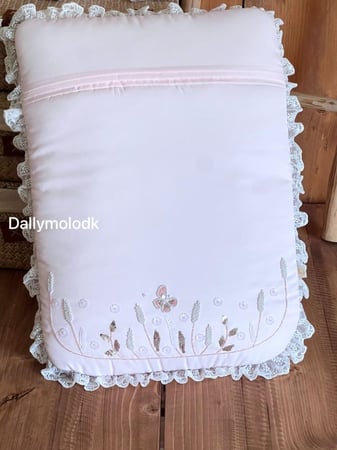 مفرش شك يدوي مع اللفه والقبعه الدائريه