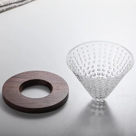 قمع قهوة V60 زجاجي منقط 02 بقاعدة خشب غامق شفاف