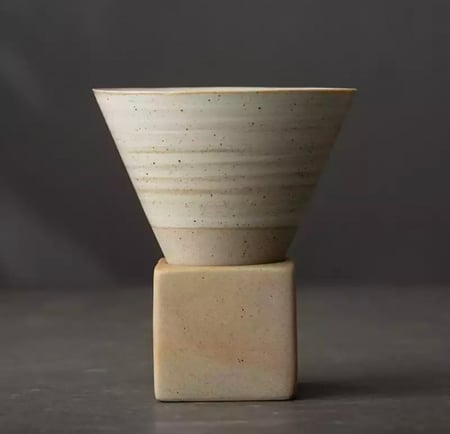 كوب قهوة مخروطي مع قاعدة بعدة الوان 150 مل