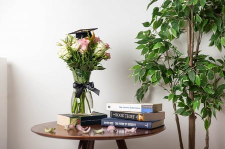 باقة اليوم مبروك التخرج مزهرية