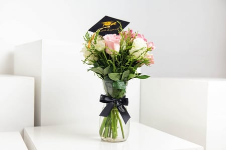 باقة اليوم مبروك التخرج مزهرية