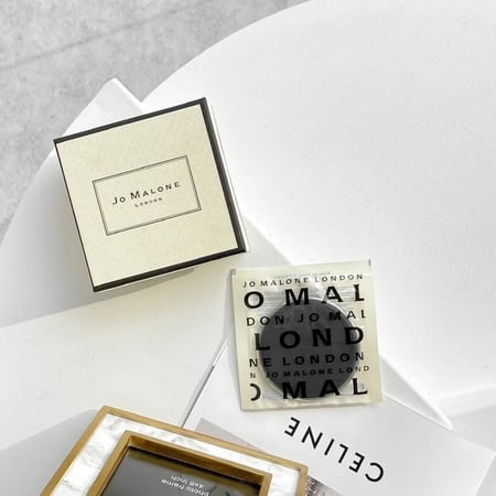 أستاند بتنسيق ورد صناعي+ هدية فواحة جو مالون