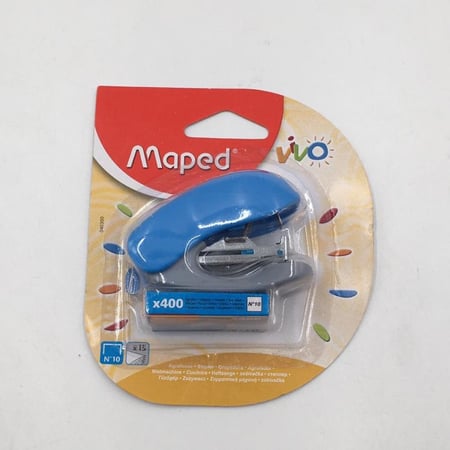 دباسة صغيرة مع دبابيس