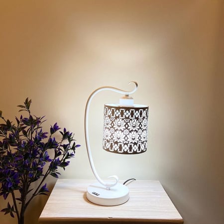 أباجورة شرقية بإطار أبيض ونقوش هندسية فاخرة