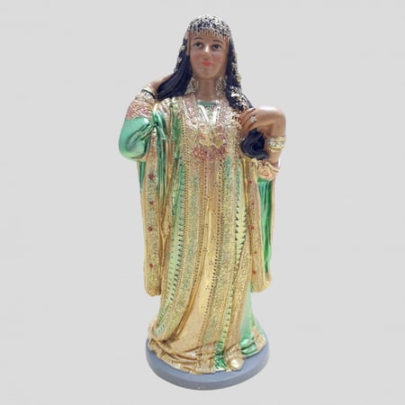 إمرأة من نجد بلباس الثوب النجدي التقليدي