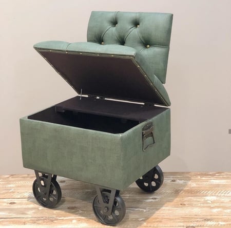 كرسي جلد ارجل كفرات حديد