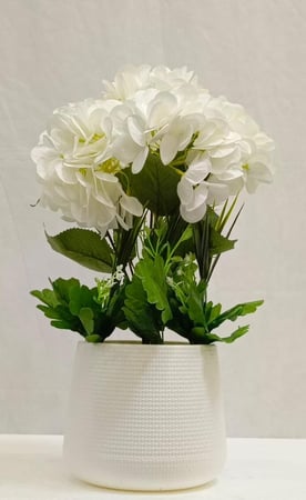 شجرة ورد مع حوض بلاستيك الارتفاع  50 سم العرض 25 سم