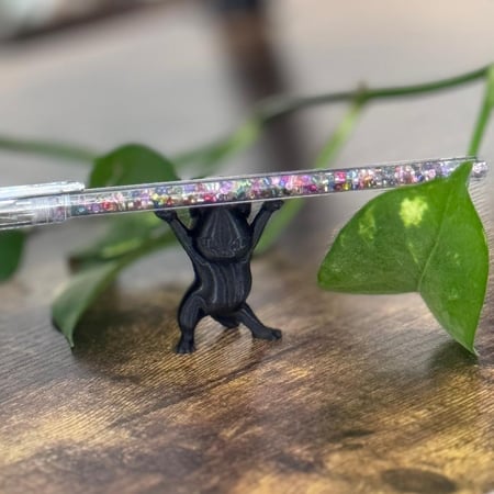 حامل قلم على شكل قطة